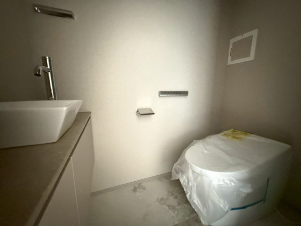 【トイレ】 | ゲストにも気持ちよくお使いいただける手洗いカウンターを設置♪
下部キャビネットには、お掃除用具などがスッキリ収まります♪