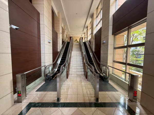 【エントランス】 | 【グランドホワイエ】エスカレーターのある2層吹き抜けの大空間は、迎賓館を思わせる住まいのプロローグ。