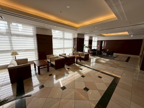 【ロビー】 | 【オーナーズラウンジ】みずみずしい緑と心地よい光を感じながら、語らいとくつろぎを楽しむスペースです。