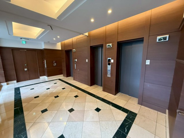 【その他共用部分】 | 【エレベーターホール】ガラス越しに緑を眺めながらホールへ。開放的な演出は住まう人にゆとりを届けます。