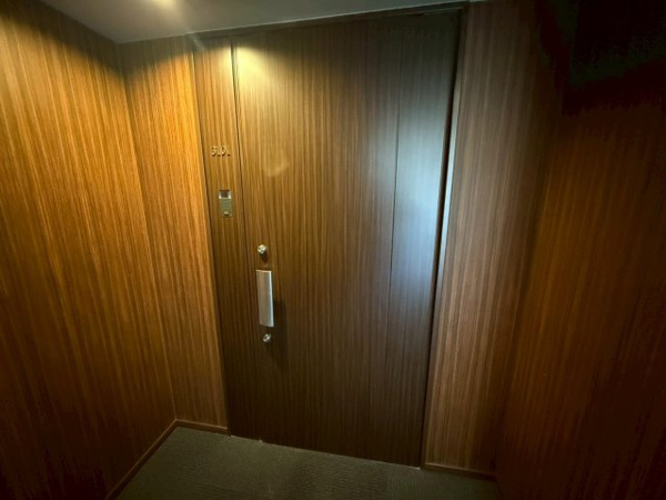 【玄関】 | 玄関横にはトランクルームがございます♪