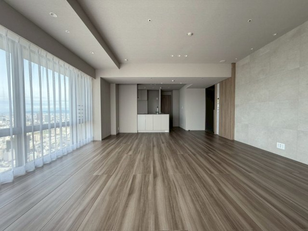【居間・リビング】 | 北西角部屋ですので、採光、眺望、通風良好です♪