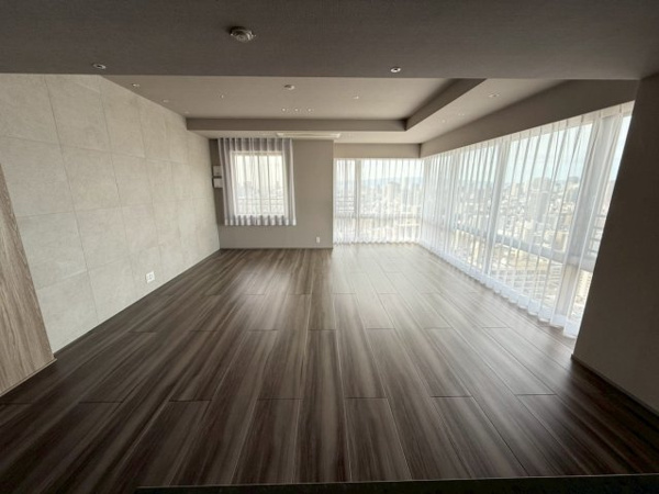 【居間・リビング】 | 北西のFIX窓の眺望は谷町筋、上町筋を一望できます♪