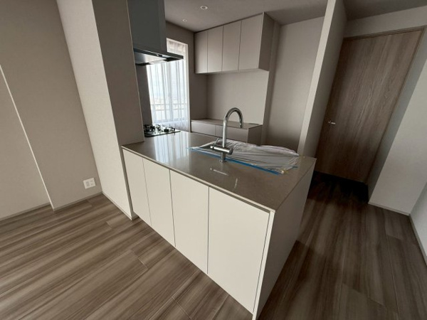 【キッチン】 | システムキッチンの天板には、空間を美しく演出する人造大理石を使用しています。汚れが拭き取りやすく、お手入れも簡単。清潔感あふれるキッチンでお料理が楽しめます♪