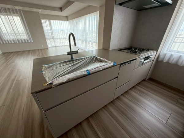 【キッチン】 | 【ディスポーザー】シンクの排水口で生ゴミを粉砕処理し、排水と一緒に浄化槽で処理。粉砕ゴミがディスポーザーに残りにくいため、お掃除も手軽。キッチンにイヤな臭いを残しません。