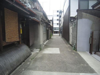 【前面道路含む現地写真】