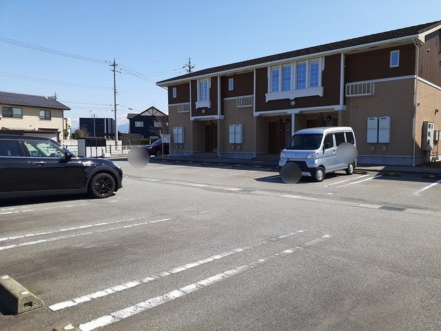 ドムス・ウィスタリアⅠの駐車場|車をお持ちの方に嬉しい駐車場付きの物件です