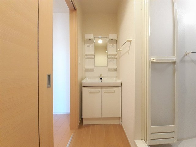 ドムス・ウィスタリアⅠの洗面所|ゆったりとスペースのある洗面所