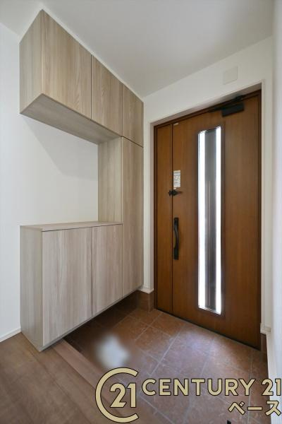 ファーストタウン結崎 ／新築一戸建の玄関|■現地撮影写真■玄関には便利な収納スペースを完備！