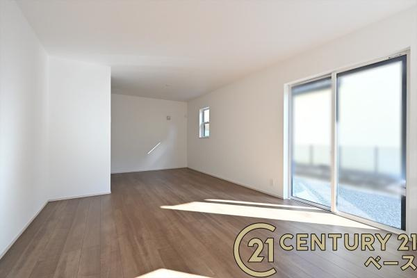 ファーストタウン結崎 ／新築一戸建の居間・リビング|■現地撮影写真■大きな窓から柔らかい光が射し込みます！