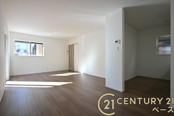 ファーストタウン結崎 ／新築一戸建の居間・リビング|■現地撮影写真■ご家族でくつろいでいただける広々したＬＤＫは約１７.５帖！