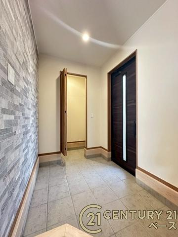 大和高田市田井　一戸建の玄関|■現地撮影写真■すっきりとした明るい玄関が家族やお客様を迎えてくれます！