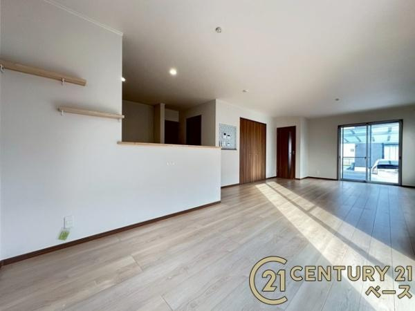 大和高田市田井　一戸建の居間・リビング|■現地撮影写真■家計と環境に優しい！断熱性・保温性に優れたペアガラスを使用しています！