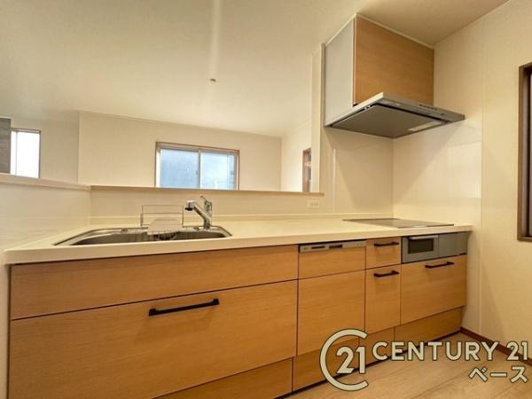 大和高田市田井　一戸建のキッチン|■現地撮影写真■収納力と使いやすさを追求したシステムキッチンです！食洗機付きで毎日の洗い物も楽々！