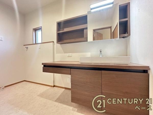 大和高田市田井　一戸建の独立洗面台|■現地撮影写真■忙しい朝の時間が快適になる広くてキレイな洗面スペースです！