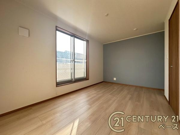 大和高田市田井　一戸建の寝室|■現地撮影写真■開放感のある広々した主寝室！他に洋室が２部屋ございます！