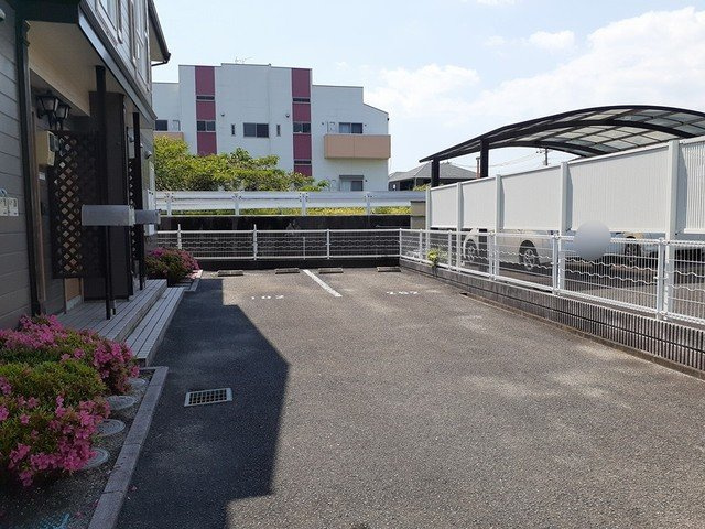 ドミールＩの駐車場