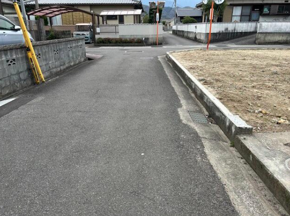 垣生2丁目　売土地の前面道路含む現地写真