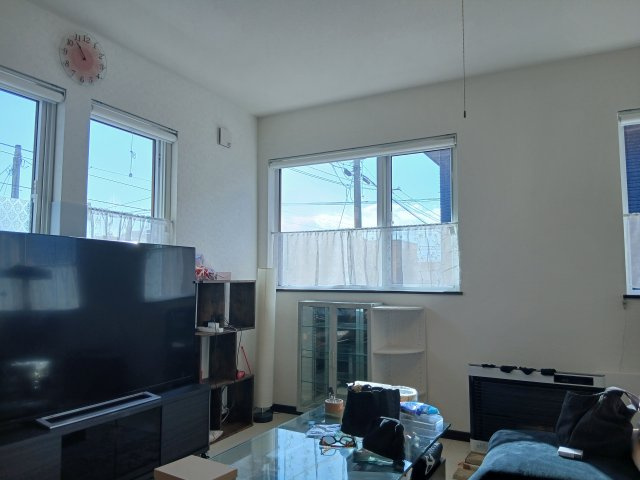 【東川町】ガレージ付き☆灯油暖房・ガス給湯☆フルリノベーション住宅！の居間・リビング|南向き採光良好！約20帖LDKの明るい住まい。