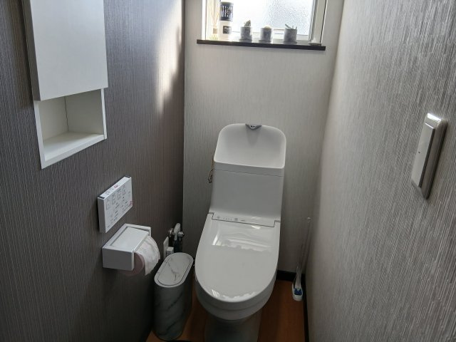 【東川町】ガレージ付き☆灯油暖房・ガス給湯☆フルリノベーション住宅！のトイレ|窓付きで明るい！アクセントクロス採用の最新型節水トイレ。