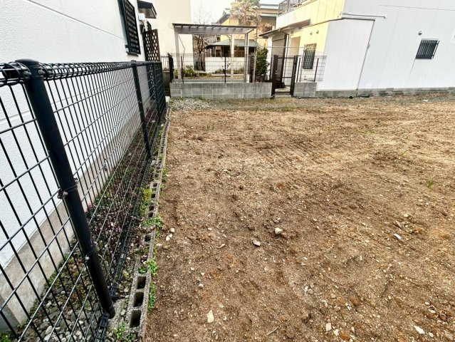 分譲地　豊橋市東田町西郷42番1外【B区画】の前面道路含む現地写真