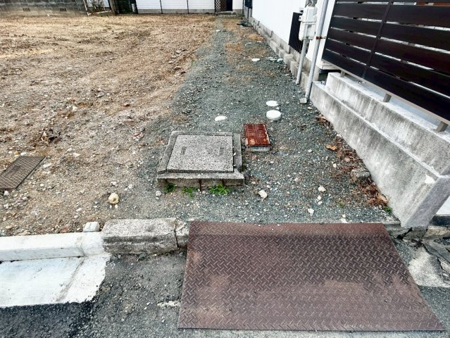 分譲地　豊橋市東田町西郷42番1外【B区画】の前面道路含む現地写真