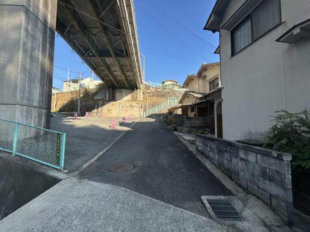 【前面道路含む現地写真】