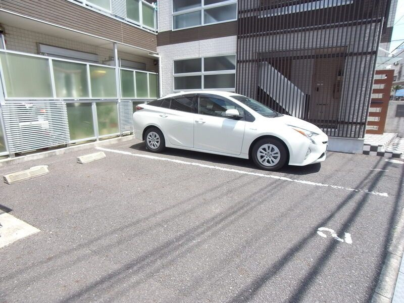 リブリ・クローバーの駐車場