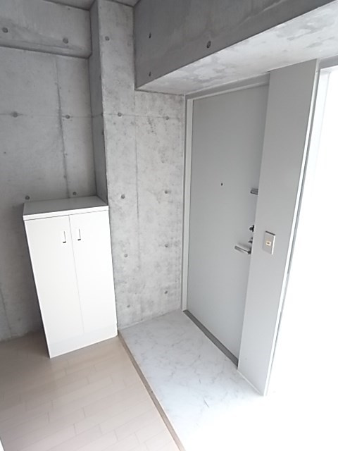 神戸市兵庫区会下山町２丁目の賃貸マンションの玄関