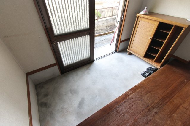 呉市阿賀中央９丁目の一戸建ての玄関