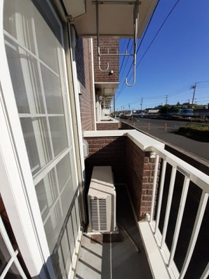 【バルコニー】 | サンリット沢渡 | 外からの目が気にならないバルコニーで洗濯物が干せます