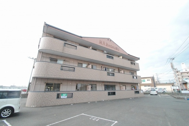 M N R KOKUBU（エムエヌアールコクブ）【キャッシュバック対象】の駐車場|駐車場があるので、車を買う予定の方も安心です