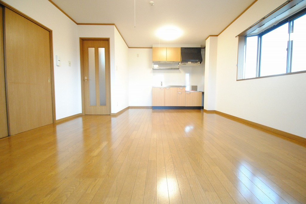 M N R KOKUBU（エムエヌアールコクブ）【キャッシュバック対象】の居間・リビング|ゆったり過ごせるリビングです