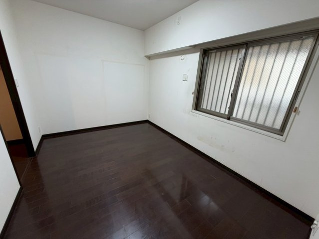 ザ・シーズンズD棟の洋室|7帖の主寝室。広々ウォークインクローゼット付きでご夫婦共有でお使いいただけます！