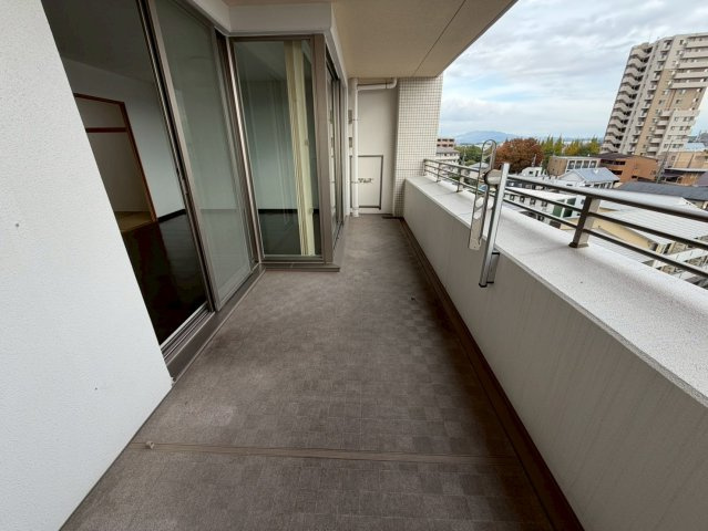 ザ・シーズンズD棟のバルコニー|バルコニーにはスロップシンクを設置。ガーデニングやスニーカーの洗濯等に便利です！