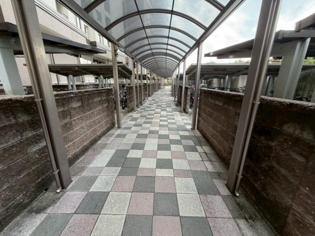 ザ・シーズンズD棟のその他|駐輪場から屋外までは雨の日も安心屋根付き