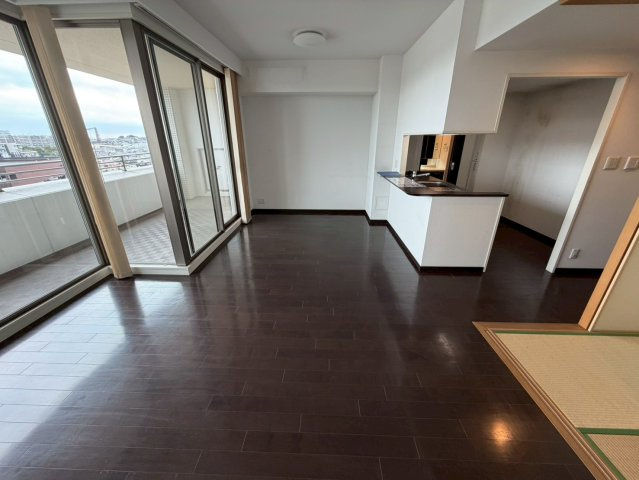 ザ・シーズンズD棟の居間・リビング|柔らかな日差しが温かく包み込む、温もりに溢れた18帖のリビング空間♪