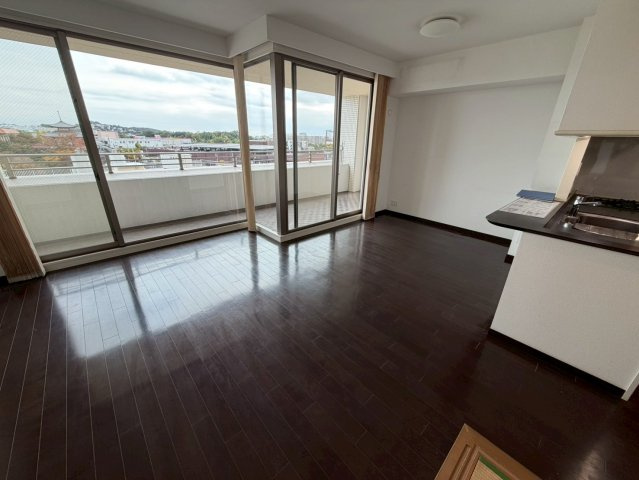 ザ・シーズンズD棟の居間・リビング|陽射しがたっぷりと注ぐリビング♪ぽかぽかして気持ちのいい空間です！