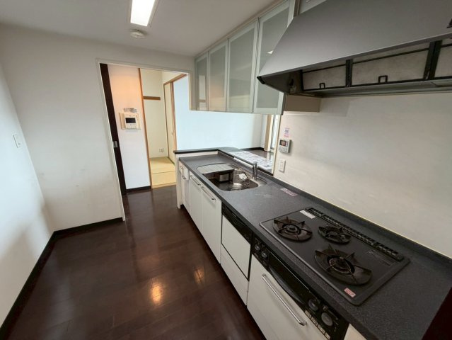 ザ・シーズンズD棟のキッチン|対面式キッチンはリビングで過ごす家族とコミュニケーションをとりながら家事ができるので奥様に喜ばれます♪