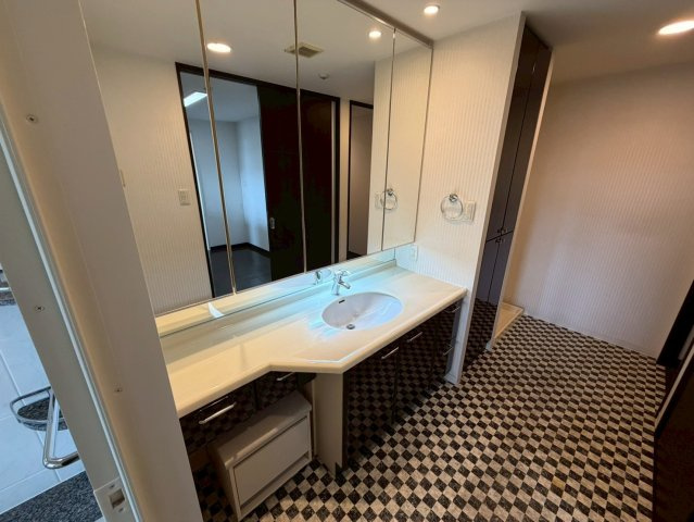 ザ・シーズンズD棟の独立洗面台|一日の始まりと終わりを心地よく演出してくれる洗面室。心地よいリフレッシュ空間♪