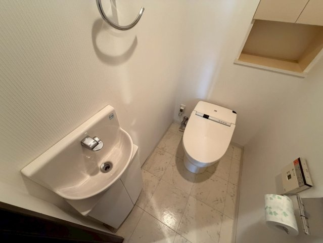 ザ・シーズンズD棟のトイレ|明るく清潔感のあるトイレです！備え付けの吊棚収納があるのでスッキリ片付きます！