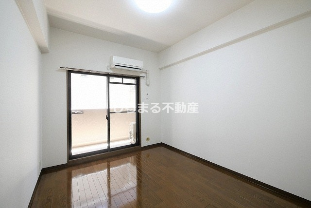 ユニーブル靭公園の居間・リビング