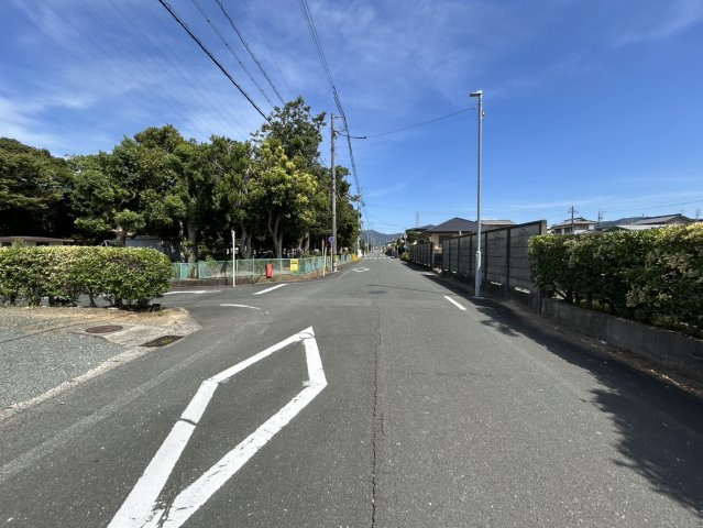 売地　北岩田一丁目の前面道路含む現地写真