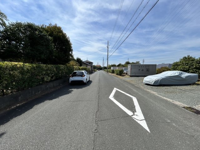 売地　北岩田一丁目の前面道路含む現地写真