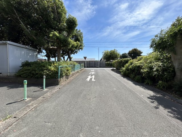 売地　北岩田一丁目の前面道路含む現地写真