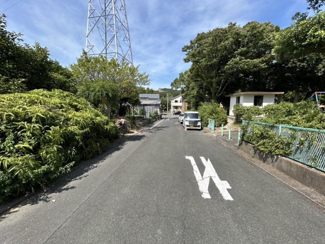 売地　北岩田一丁目の前面道路含む現地写真