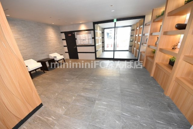 RISING Maison 本町橋のエントランス