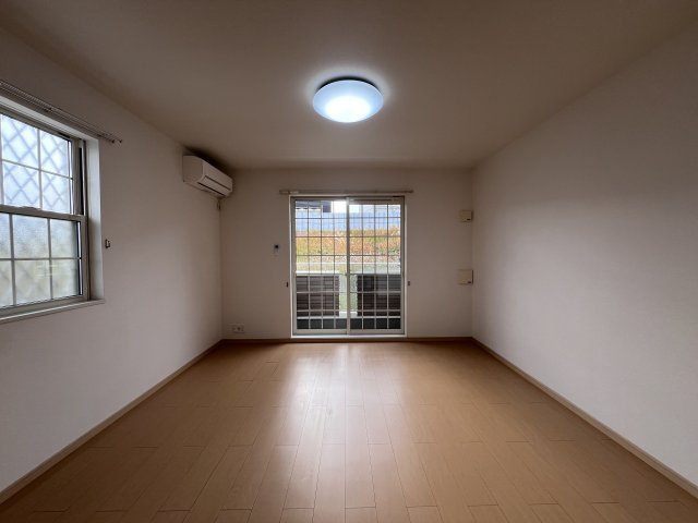 神戸市北区道場町日下部のアパートの居間・リビング