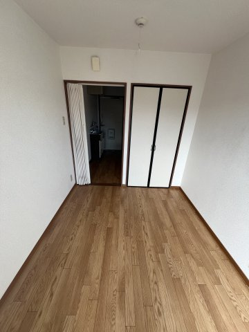 津山市山北　アパートの洋室