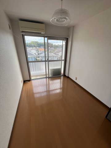 津山市山北　アパートの洋室